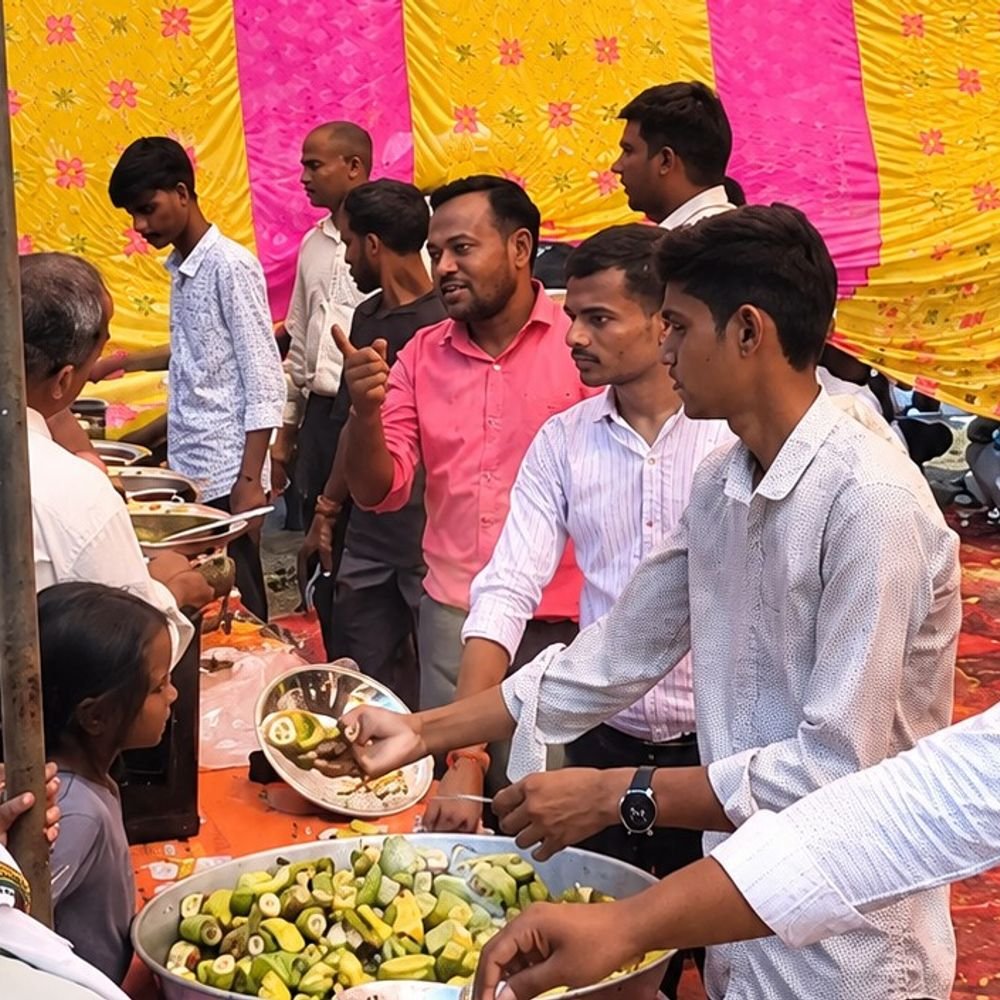 सिद्धार्थनगर के पल्टा देवी मंदिर पहुंचे डीएम:श्रद्धालुओं को अपने हाथों से बांटा प्रसाद, पूरे नवरात्र अलर्ट रहने के निर्देश