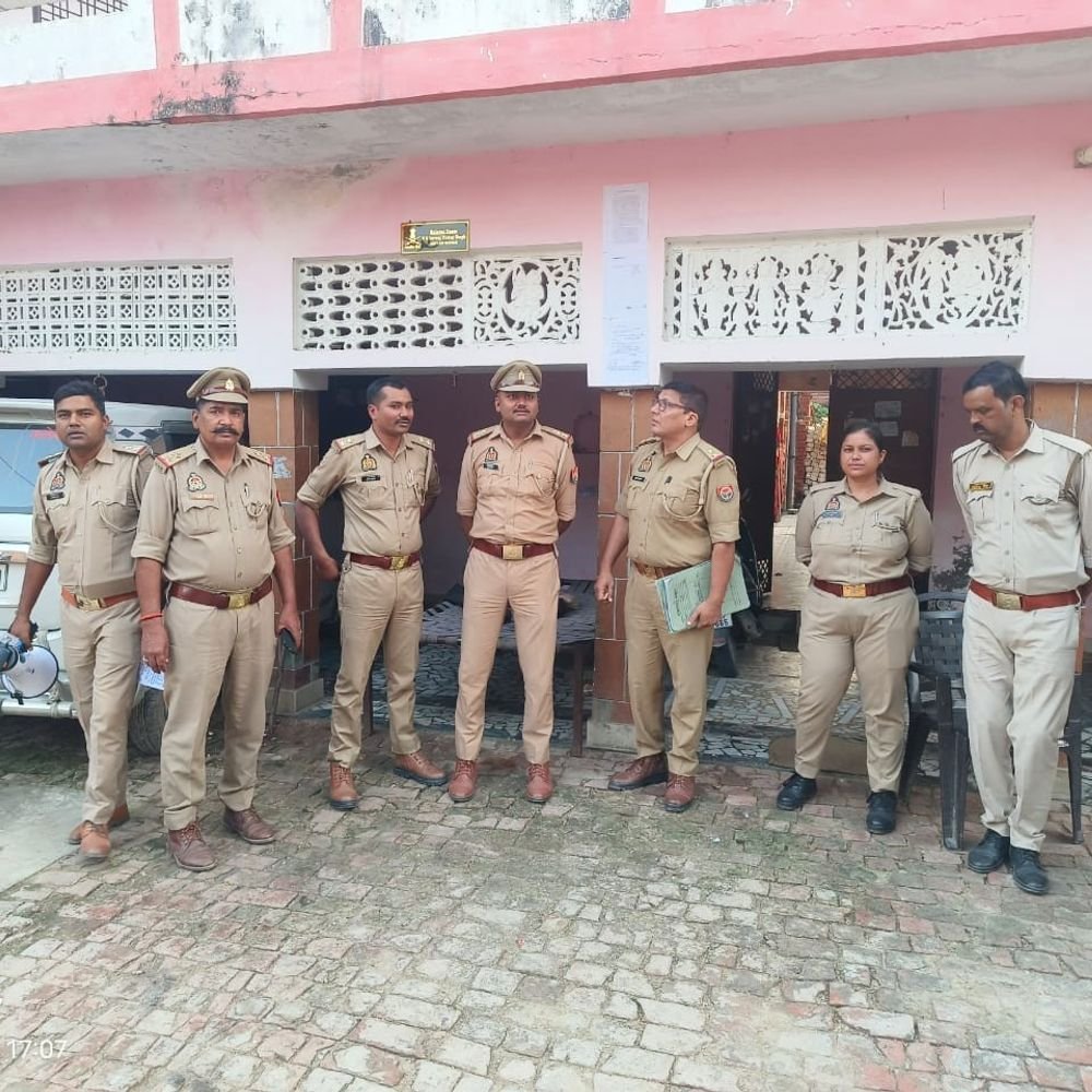 कानपुर में फरार वारंटी के घर नोटिस चस्पा:कोर्ट में पेश नहीं होने पर कुर्की की कार्रवाई की चेतावनी