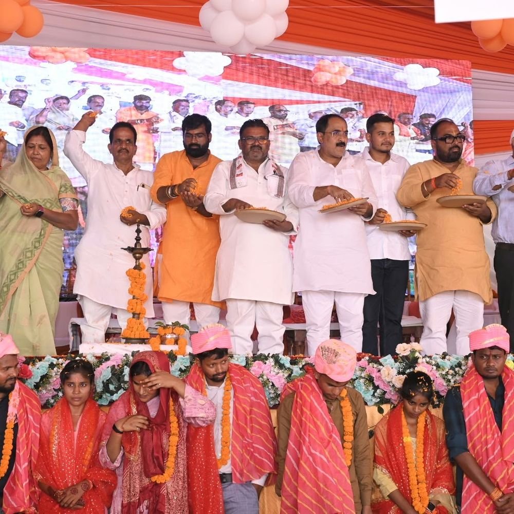 देवरिया में 189 जोड़ों ने थामा एक-दूजे का हाथ:177 ने लिए सात फेरे और 12 का हुआ निकाह, मुख्यमंत्री सामूहिक विवाह योजना के तहत आयोजन