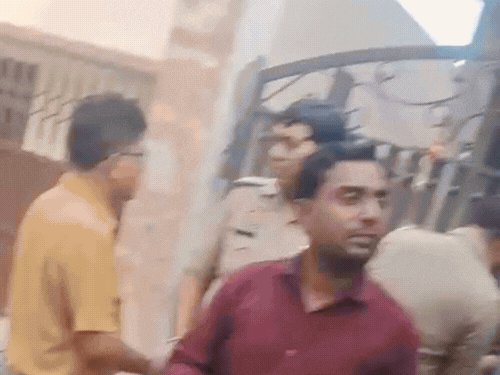 असमोली ब्लॉक प्रमुख का सामान घर से बाहर फेंका:मुरादाबाद में करोड़ों की कोठी पर सालों से काबिज थे प्रभाकर चौधरी