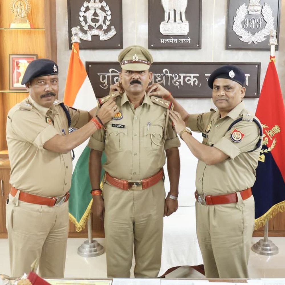 जालौन में चार उपनिरीक्षक बने निरीक्षक:एसपी ने कंधों पर स्टार लगाकर ईमानदारी से काम करने की दी सीख