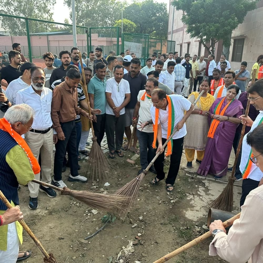 कैलाश प्रकाश स्टेडियम में जनप्रतिनिधियों ने लगाए पौधे:खुद झाड़ू लगाकर दिया स्वच्छता का संदेश, पौधों की देखभाल का लिया संकल्प