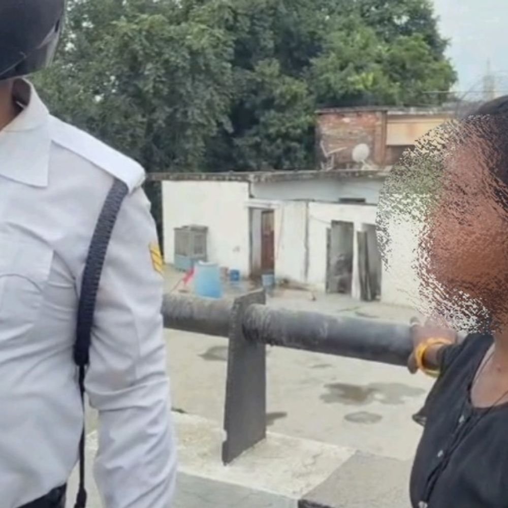 सिपाही ने पुल से कूदने जा रही महिला को बचाया:करवा चौथ के दिन पति से विवाद के बाद पटरी की ओर जा रही थी