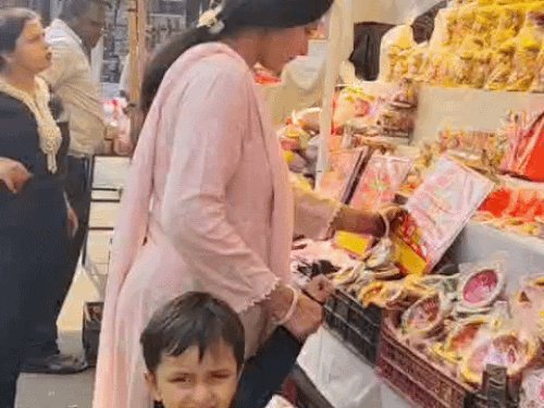 मेरठ में अहोई अष्टमी पर सजे बाजार:मिट्टी के करवे से लेकर गोटा-घुंघरू वाले सजावटी करवे तक उपलब्ध