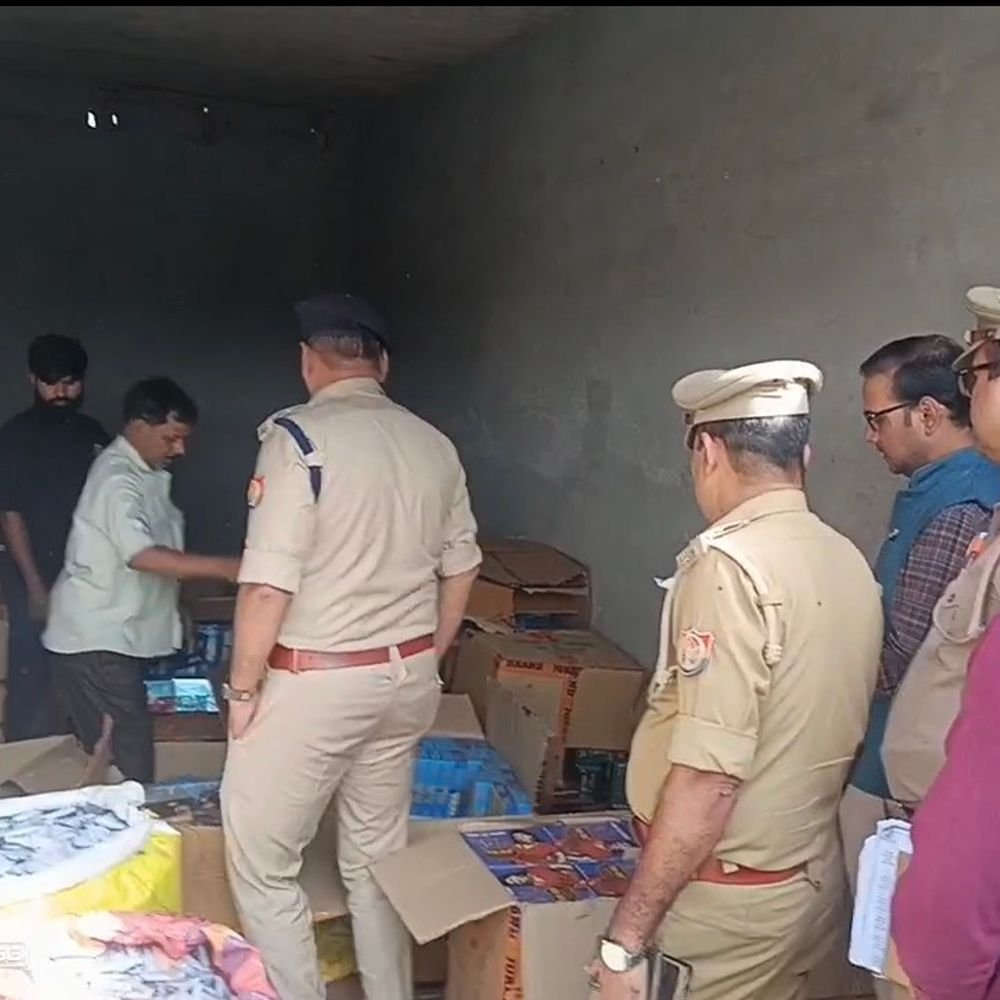 घनी आबादी में अवैध पटाखों का जखीरा मिला, एक गिरफ्तार:पाली रोड तिराहे पर छापा, निर्मित-अर्धनिर्मित आतिशबाजी और विस्फोटक सामग्री बरामद