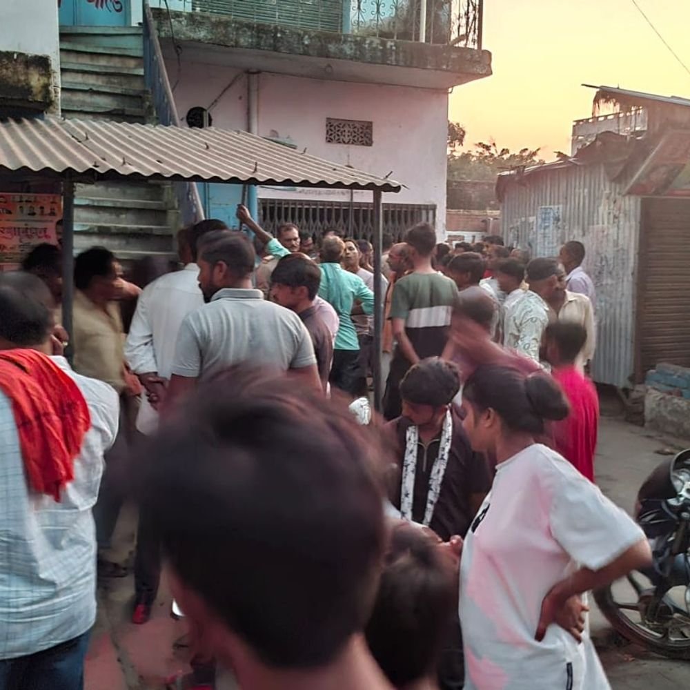 इंजेक्शन लगने के बाद 50 वर्षीय व्यक्ति की मौत:सीतापुर में मेडिकल स्टोर पर परिजनों का हंगामा, कार्रवाई की मांग