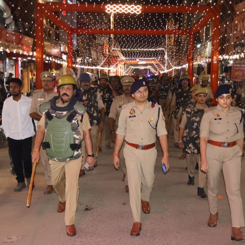 सोनभद्र में SP ने पैदल गश्त कर परखी सुरक्षा व्यवस्था:नवरात्रि पर पूजा पंडालों और मंदिरों का निरीक्षण, भीड़ प्रबंधन के निर्देश