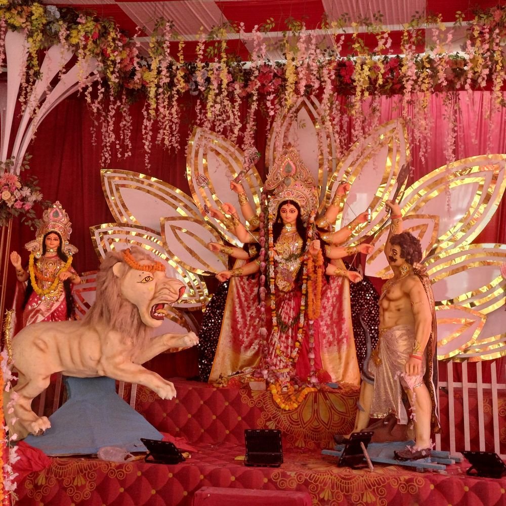 चंदौली में दुर्गा पूजा पंडाल बना आकर्षण का केंद्र:श्रीराम जानकी मठ मंदिर में 50 साल से हो रही पूजा, दूर-दूर से आ रहे श्रद्धालु