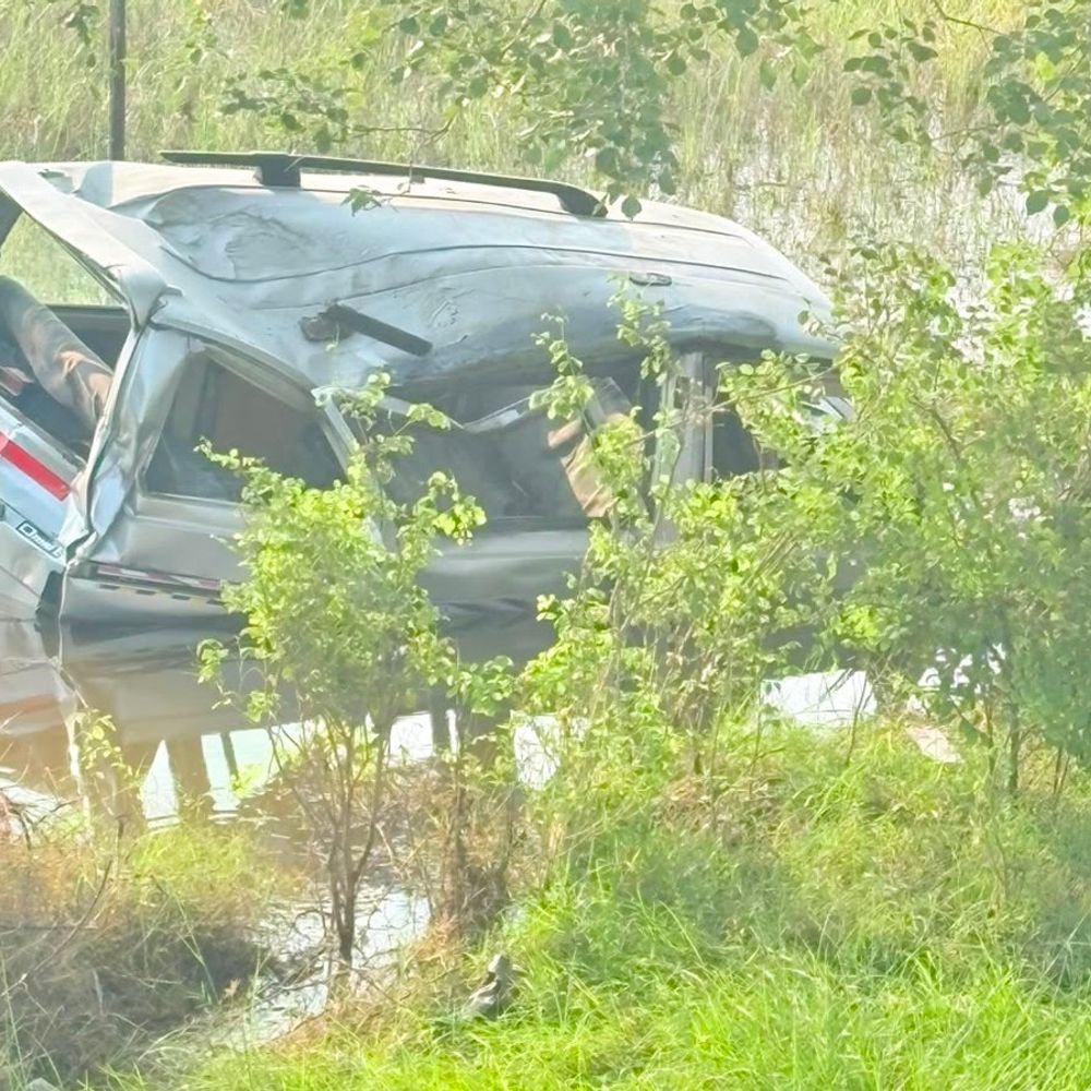जालौन में DCM ने स्कूली वैन को टक्कर मारी:वैन खंती में गिरी, 13 बच्चे सुरक्षित, एक को हल्की चोट
