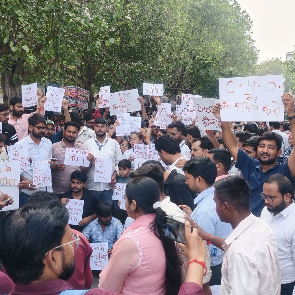 लखनऊ में स्वास्थ्य अधिकारियों का प्रदर्शन:कैडर का गठन, इंसेंटिव को मूल वेतन में मर्ज करने की मांग