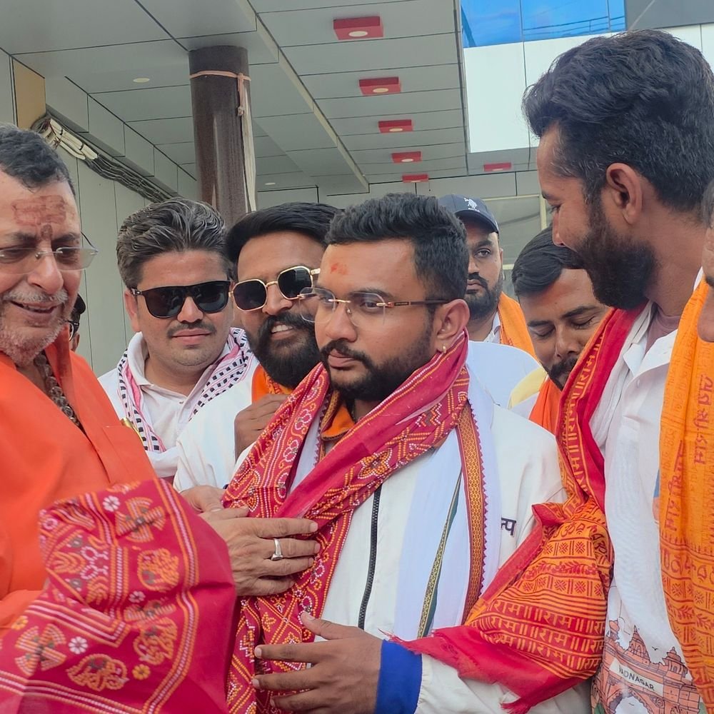 वडनगर से काशी जा रही बाइक यात्रा मिर्जापुर पहुंची:कार्यकर्ताओं ने मां विंध्यवासिनी के दर्शन किए, फिर काशी रवाना हुए