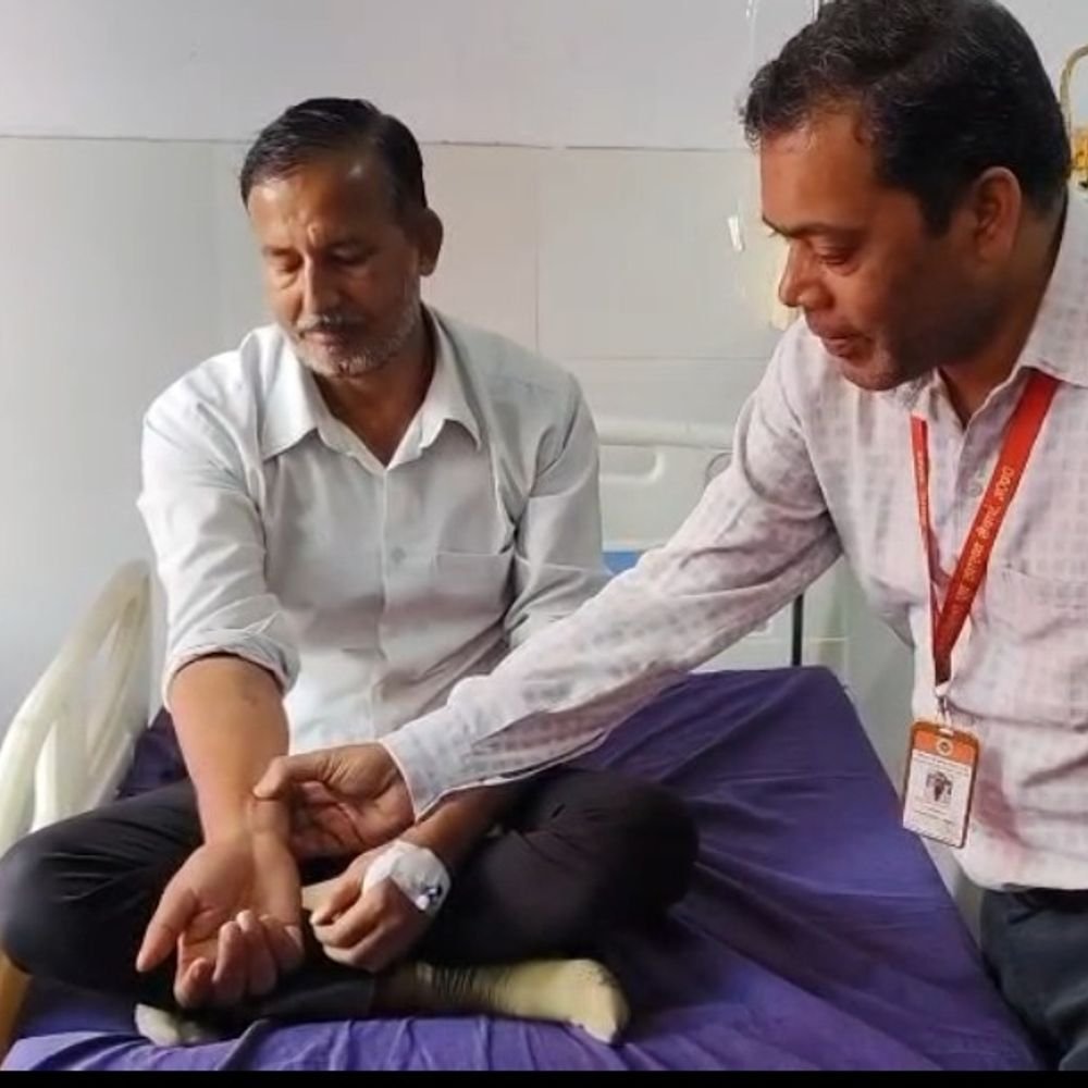 बागपत जिला अस्पताल में वार्ड बॉय को सांप ने काटा:ड्यूटी पर हाथ में काटा, 10 इंजेक्शन से बची जान, हालत अब ठीक