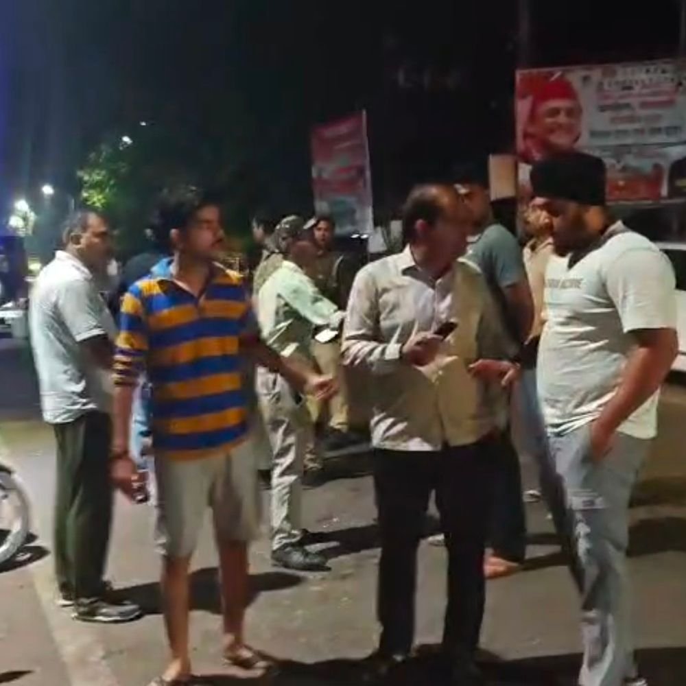 बाराबंकी में ऑटो और हाफ डाले की टक्कर:2 लोग गंभीर घायल, मदद के लिए 20 मिनट तक सड़क पर तड़पते रहे