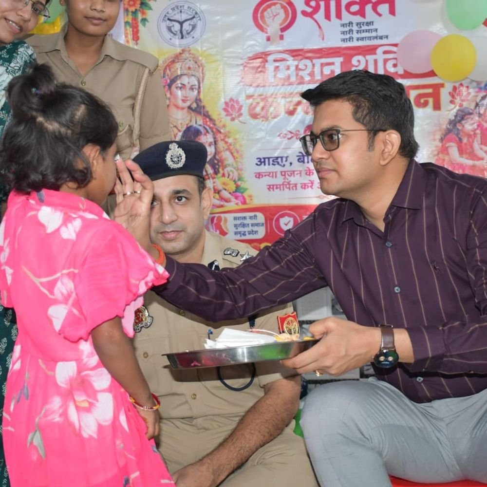 नवरात्रि पर डीएम और एसपी ने किया कन्या पूजन:बांसी के सोनकर विद्यालय में हुआ आयोजन, बालिकाओं को बांटे उपहार