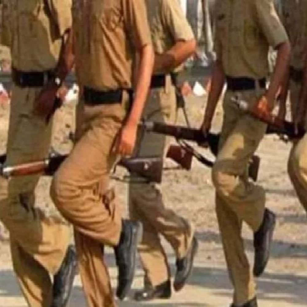 नए होमगार्ड जवानों को इंसास चलाने की ट्रेनिंग मिलेगी:झांसी में 450 होमगार्ड को मिलेगी तैनाती, 90 दिनों का दिया जाएगा प्रशिक्षण