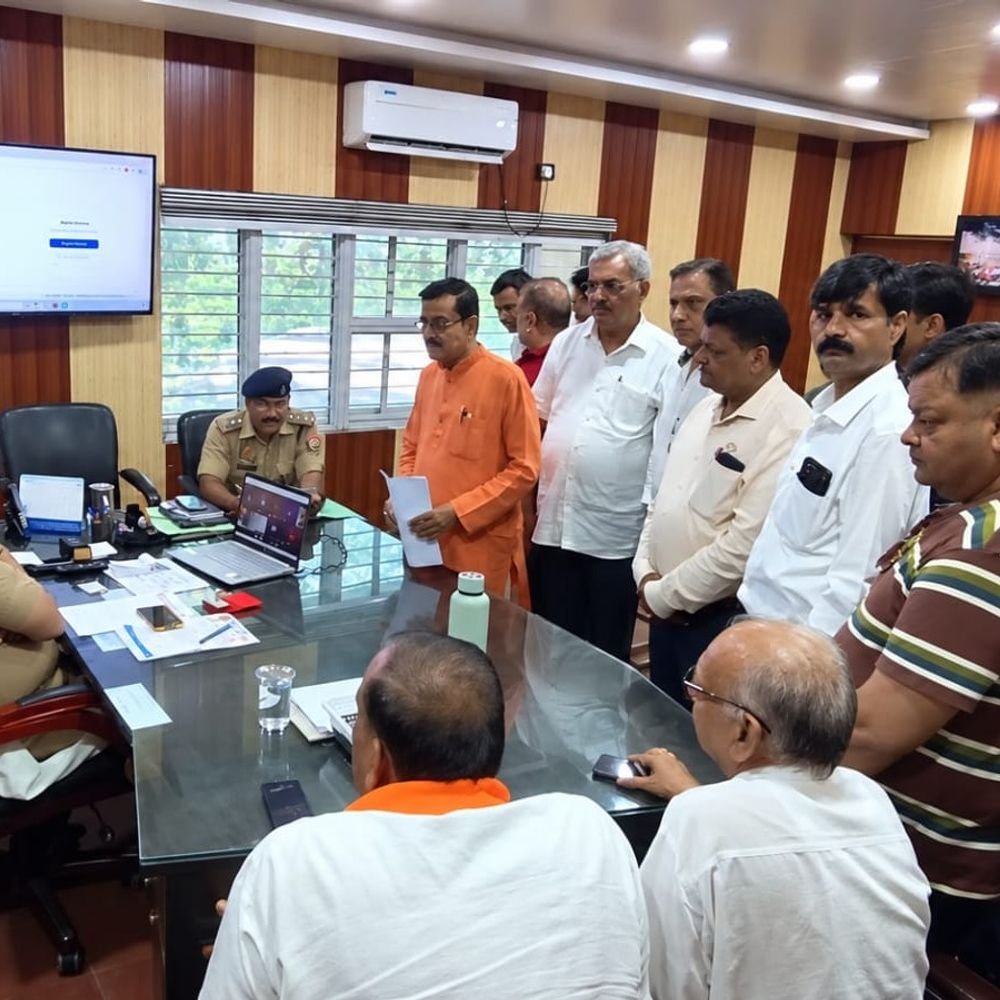 अधिवक्ता से मारपीट के आरोप में एसपी को ज्ञापन:ललितपुर में मंदिर जाते समय रास्ते में रोककर अभद्रता और जान से मारने की धमकी दी