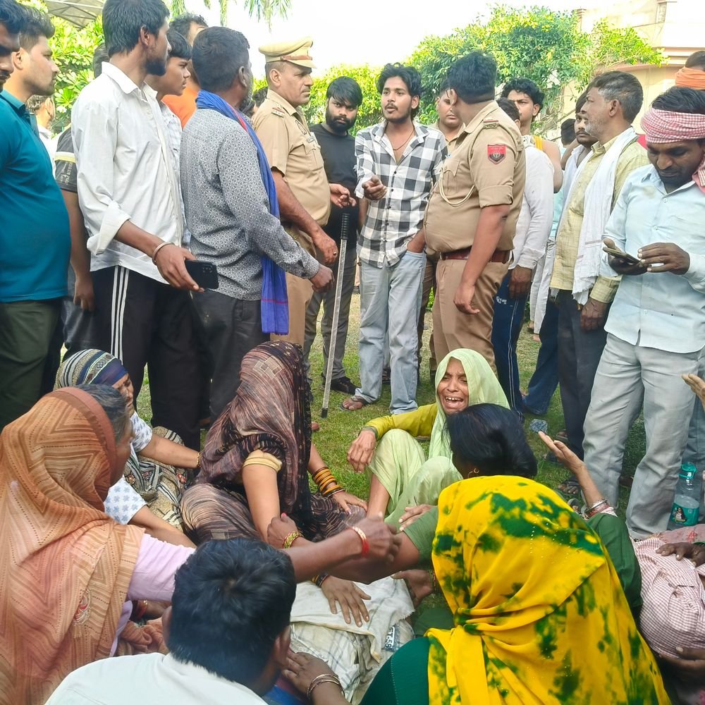 मथुरा में होटल की निर्माणाधीन दीवार गिरी, मजदूर की मौत:गोविंद नगर के विंगस्टन होटल में हादसा, दो मजदूर दबे होने की आशंका