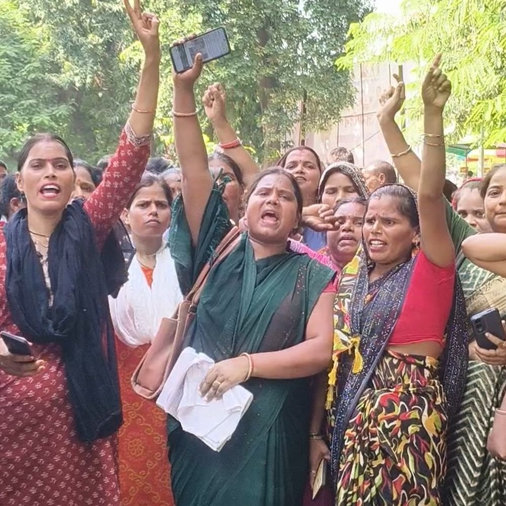 हरदोई में समूह सखियों ने 20 हजार मानदेय मांगा:10 लाख बीमा और कैशलेस इलाज की भी मांग, सिटी मजिस्ट्रेट को सौंपा ज्ञापन
