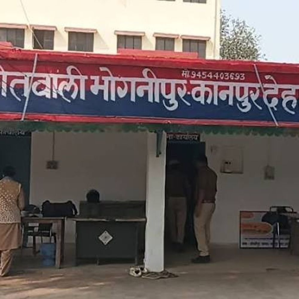 पड़ोसी ने तमंचा तानकर दी जान से मारने की धमकी:कानपुर देहात में घर के दरवाजे पर पेशाब करने से रोकने पर विवाद, पुलिस जांच में जुटी