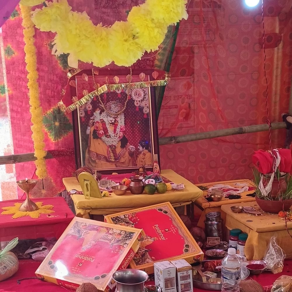सप्तमी पर मां दुर्गा का पूजन:बर्रा के बड़े पार्क में मां दुर्गा की पूजा, श्रद्धालुओं को बांटी गईं साड़ियां