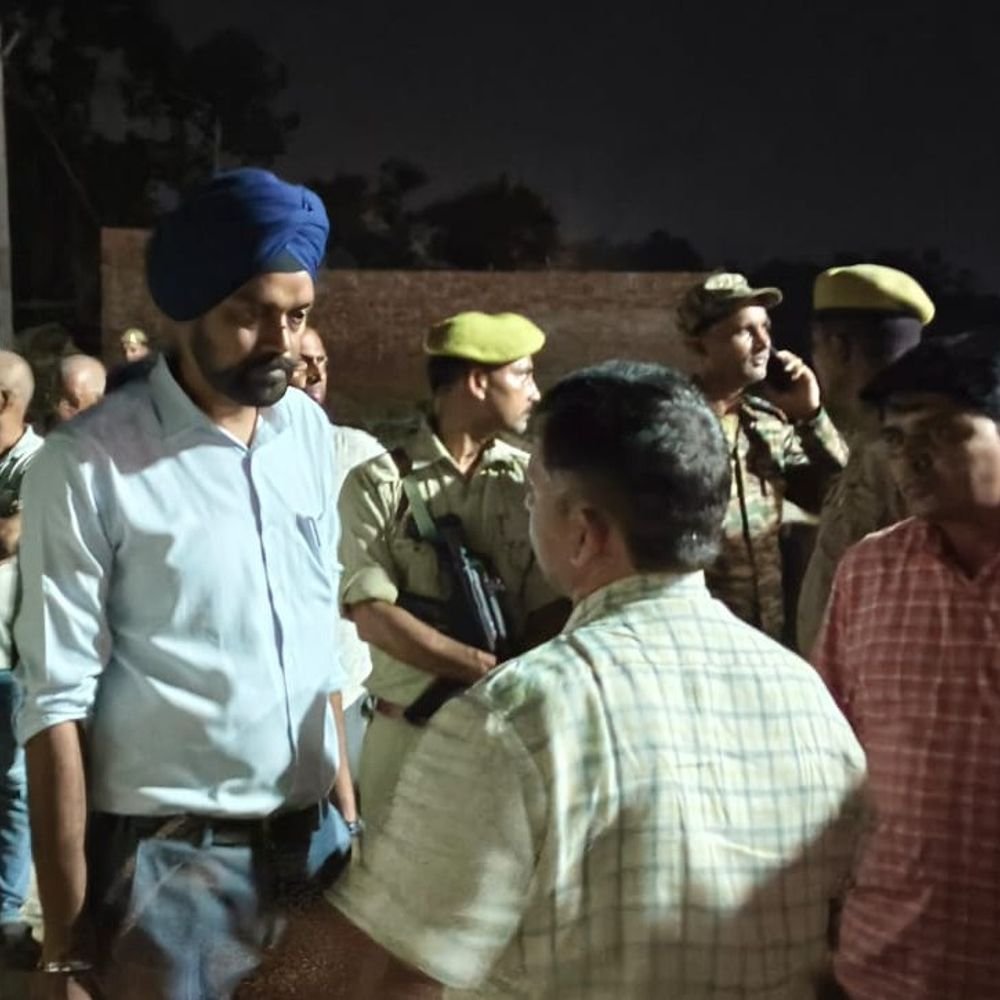पूर्वांचल एक्सप्रेस-वे हादसा, 3 एम्बुलेंस से ले जाए गए शव:सूबेदार के परिजनों से मिले डीएम, पुलिस-प्रशासन ने बार्डर तक पहुंचाया वाहन