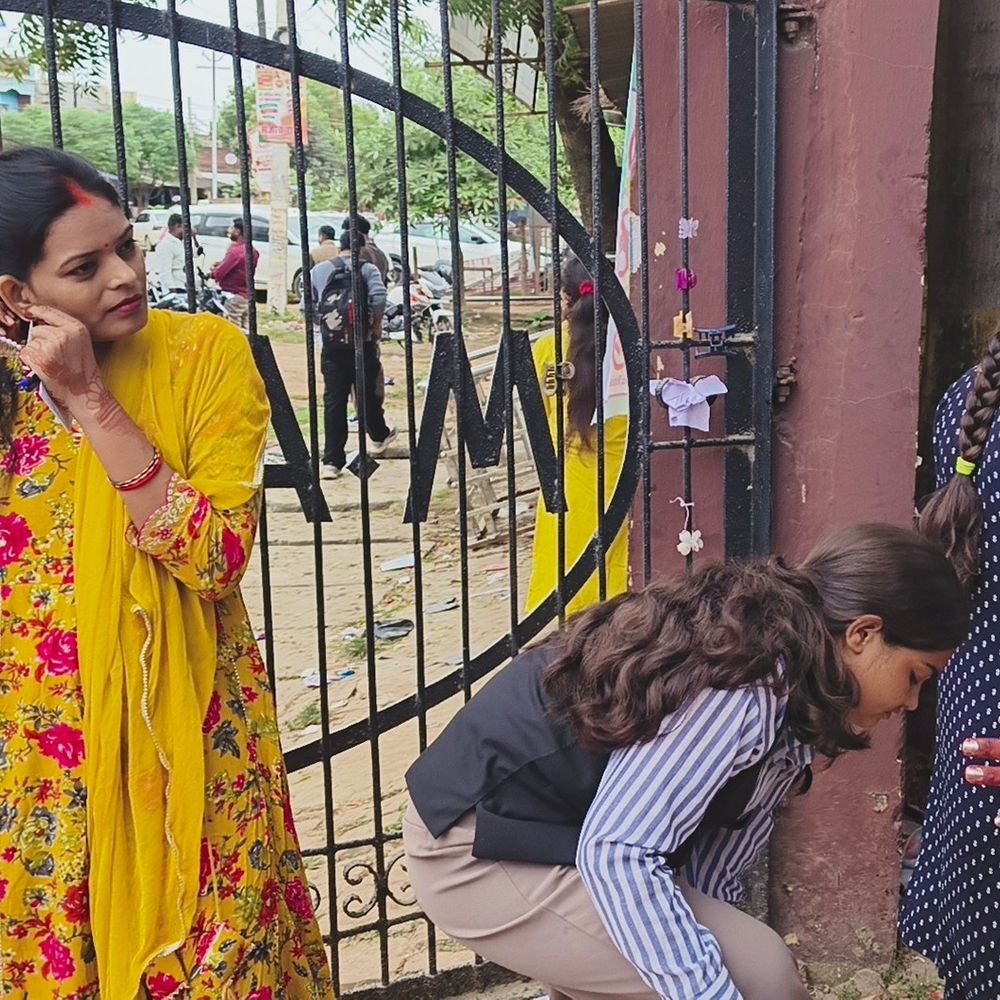 पीईटी में जूते-मोजे और बालियां उतरवाकर जांच:संतकबीरनगर के 8 केंद्रों पर 5,904 अभ्यर्थी देंगे परीक्षा