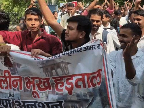 इलाहाबाद यूनिवर्सिटी में छात्रों का चक्काजाम-हंगामा:फीस बढ़ोतरी और 6 हजार सीटें घटाने का विरोध, कैंपस में मार्च निकालकर नारेबाजी