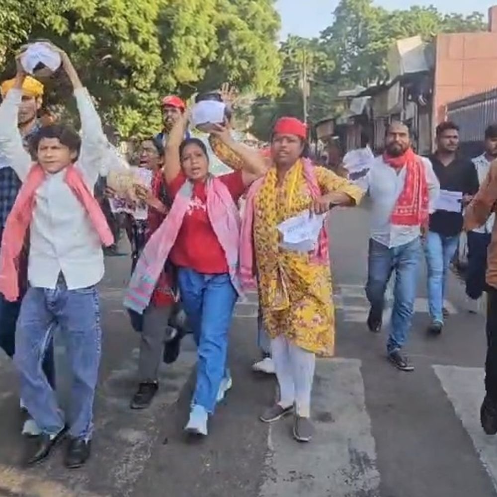 लखनऊ में सपाइयों का CEC के खिलाफ प्रदर्शन:चौराहे पर पाप का घड़ा फोड़ा , भाजपा का पिट्ठू होने का आरोप , पुलिस - प्रदर्शनकरियों में जमकर झड़प