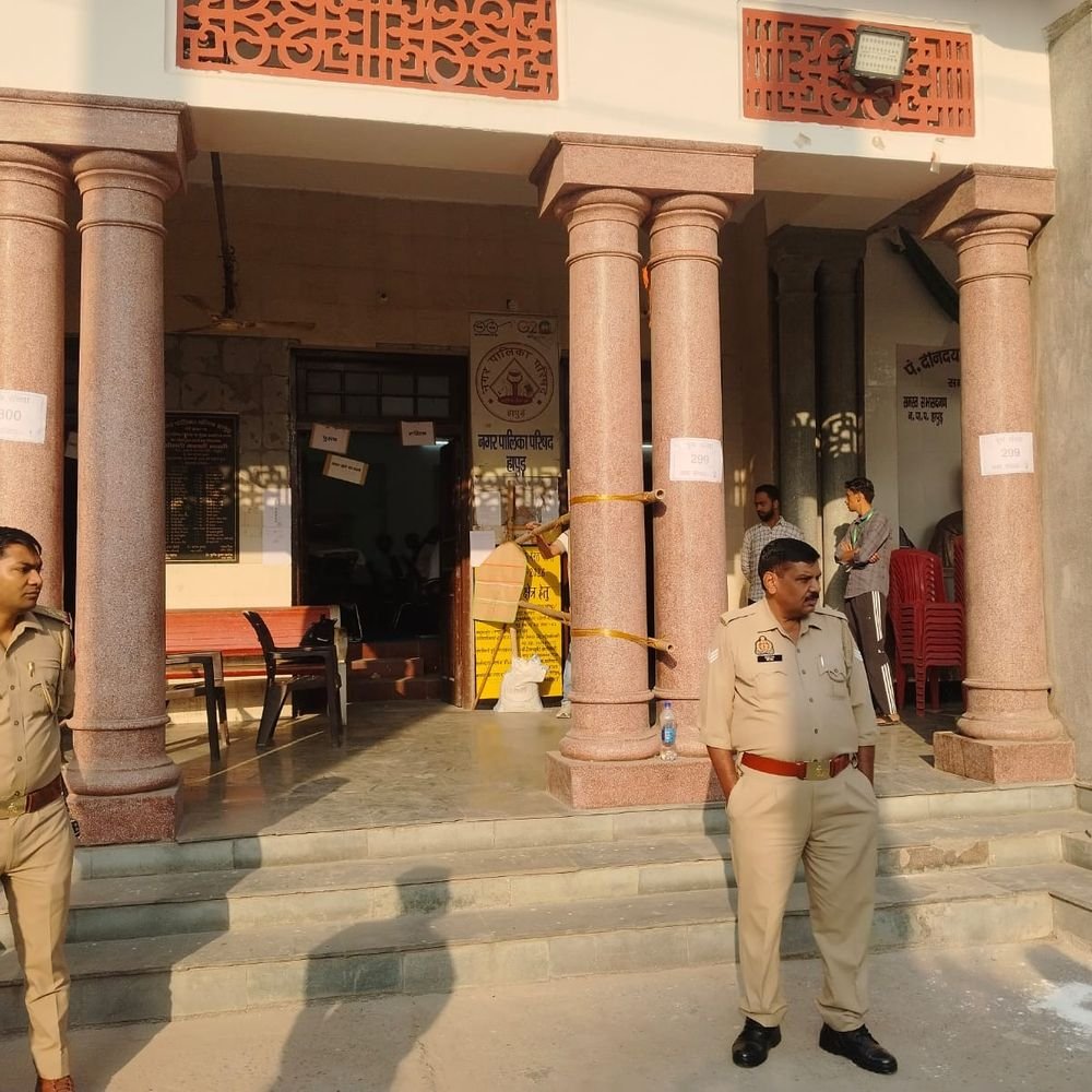 एमएलसी चुनाव के लिए मतदान शुरू:हापुड़ के 6 केंद्रों पर 16,163 वोटर डालेंगे वोट, कड़ी सुरक्षा के इंतजाम