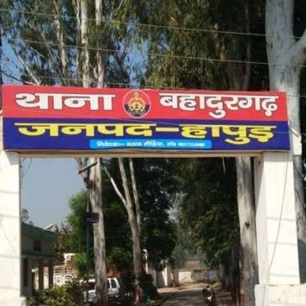 गश्त कर रहे पुलिसकर्मियों की कार रजवाहे में गिरी:हापुड़ में दारोगा समेत 3 घायल, मेरठ के अस्पताल में भर्ती
