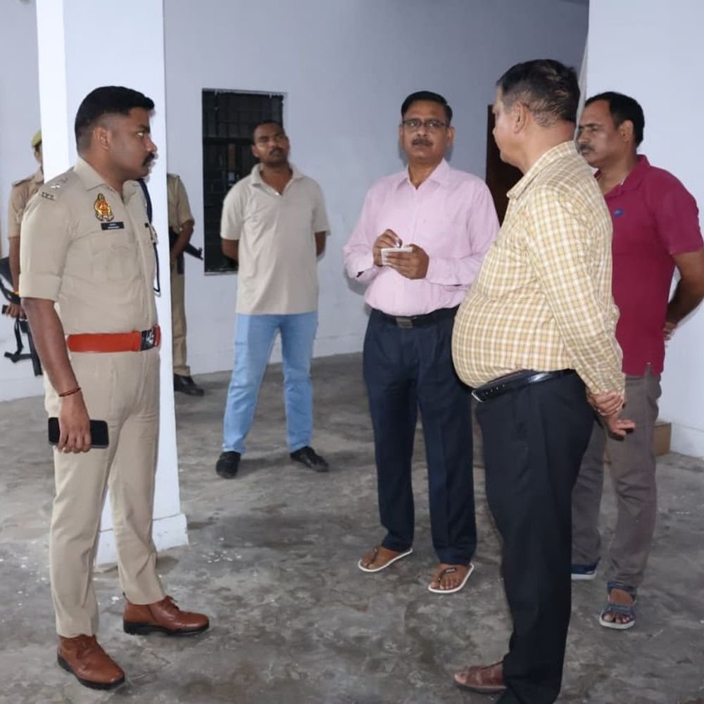 अमेठी एसपी ने UP-112 कार्यालय का औचक निरीक्षण किया:रिस्पांस टाइम चेक किया, PRV को 2 मिनट में पहुंचने और नम्र व्यवहार के निर्देश दिए
