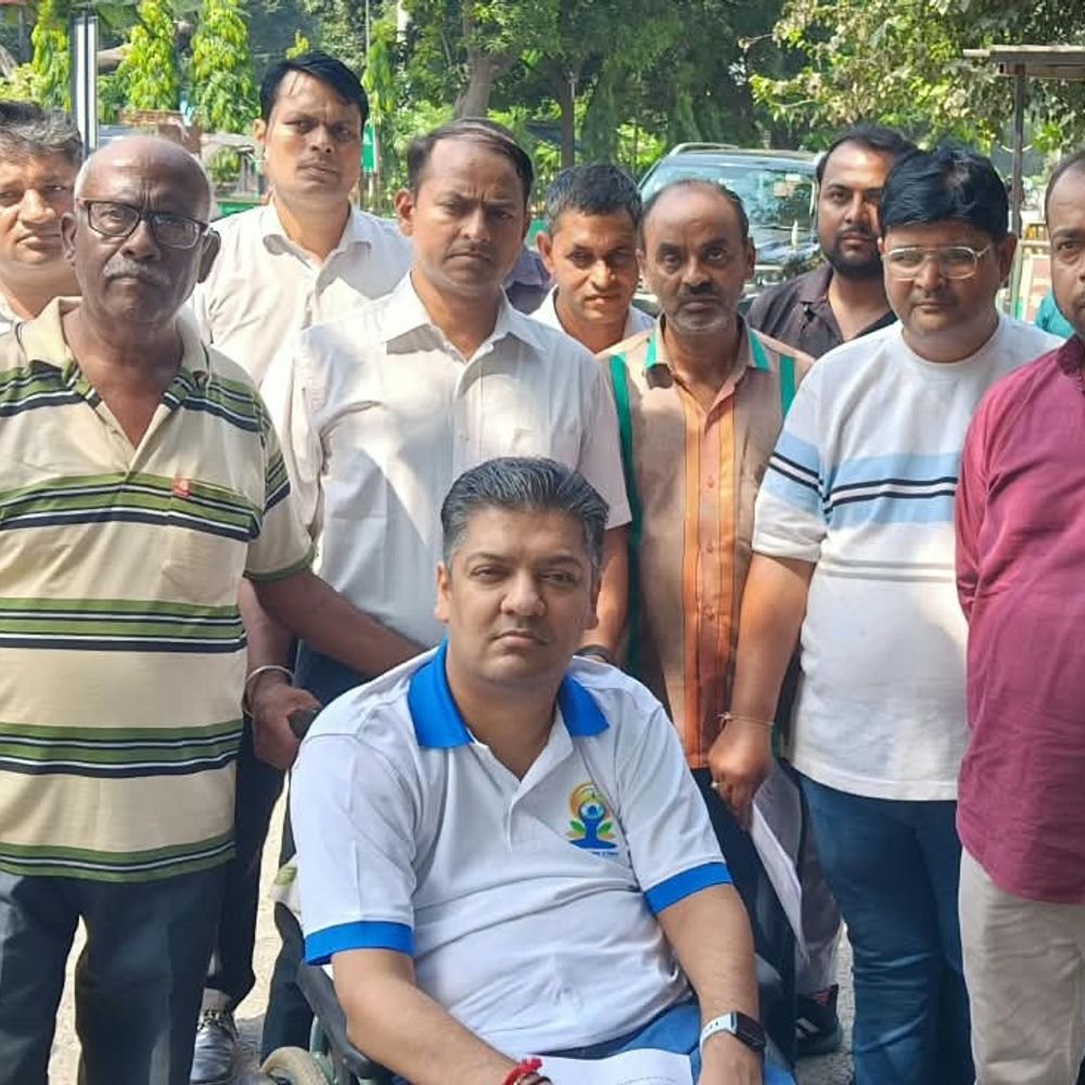 मेरठ कचहरी गेट के सामने पाइपलाइन से रास्ता बाधित:व्यापारियों ने जताया विरोध, दुकानदार बोले- ग्राहकों का रास्ता हुआ बंद
