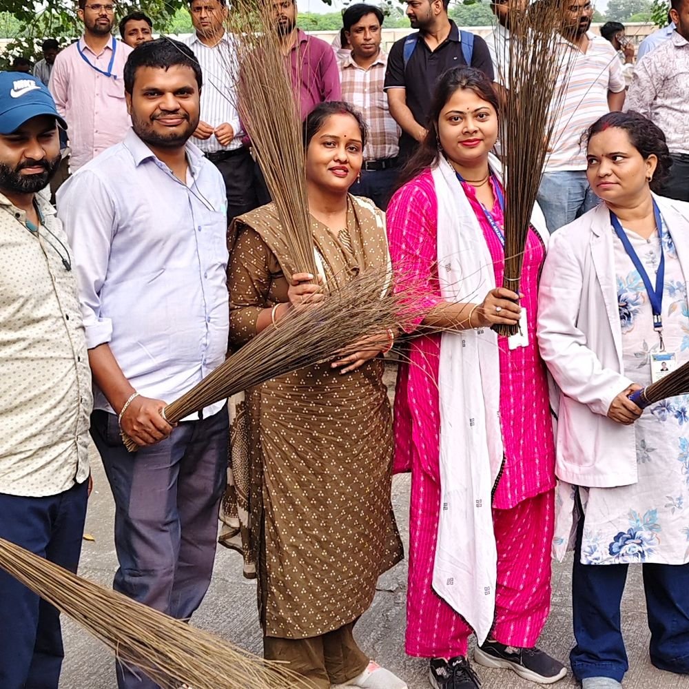 लखनऊ में सीएचओ का धरना:सरकार पर अनदेखी का आरोप लगाया, बोले- मांगों पर जल्द कार्रवाई की जाए
