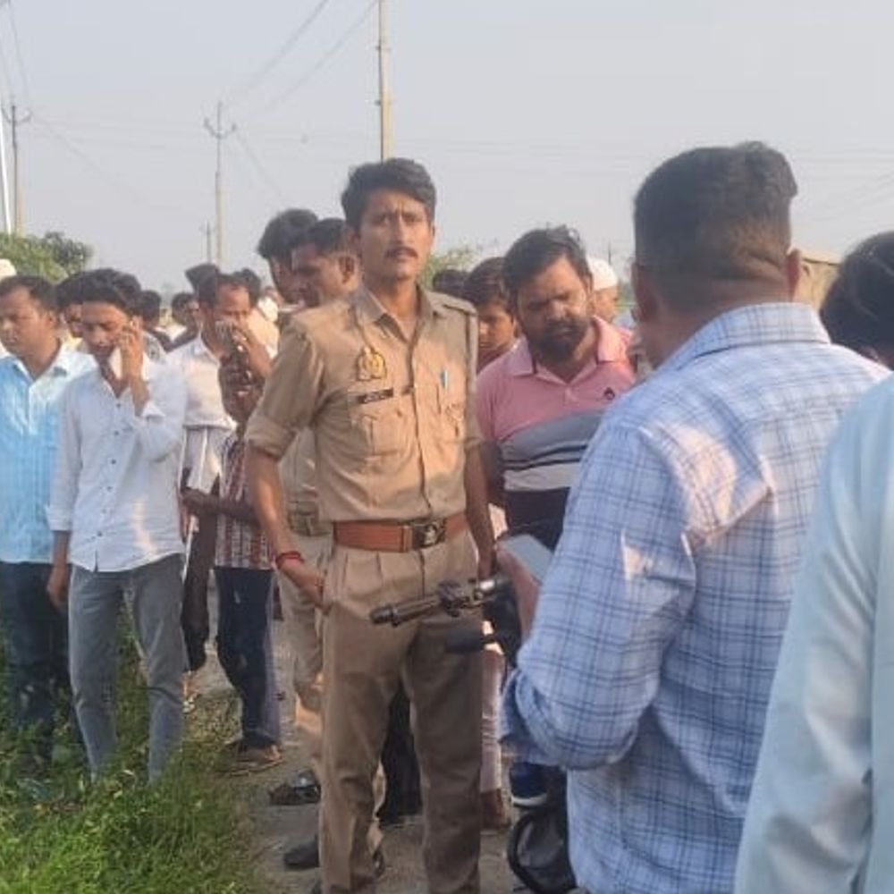 बदायूं में ग्राम प्रधान को दो गोलियां मारीं, हालत गंभीर:दुकान से घर लौटते समय हमलावरों ने की फायरिंग, बरेली के निजी अस्पताल में भर्ती