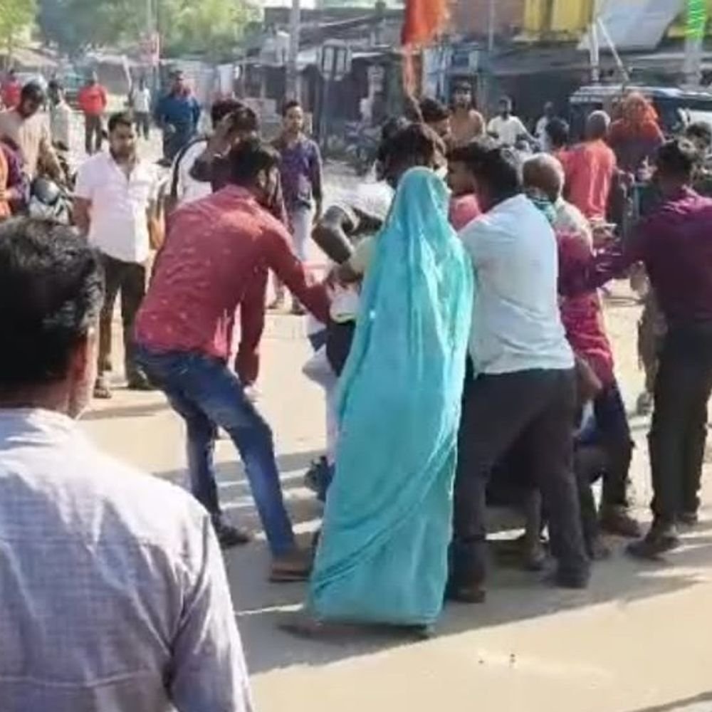 ऑटो में सवारी बैठाने को लेकर दो पक्ष भिड़े:बागापार चौराहे पर विवाद, पुलिस वीडियो की जांच कर रही