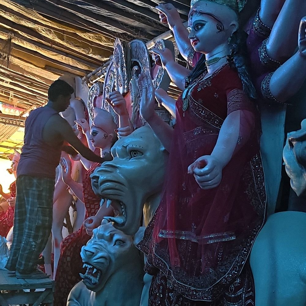 कोलकाता की मिट्टी से बन रहीं दुर्गा प्रतिमाएं:6 महीने से चल रहा काम, 10 कारीगर दे रहे अंतिम रूप; 5 हजार से 65 हजार तक कीमत
