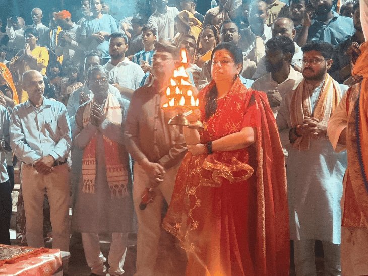 पूर्व IAS दिव्या मित्तल ने विंध्याचल में गंगा आरती की:बोलीं- मां गंगा की तरह बाधाएं पार कर आगे बढ़ें लोग, समाज खुशहाल रहे