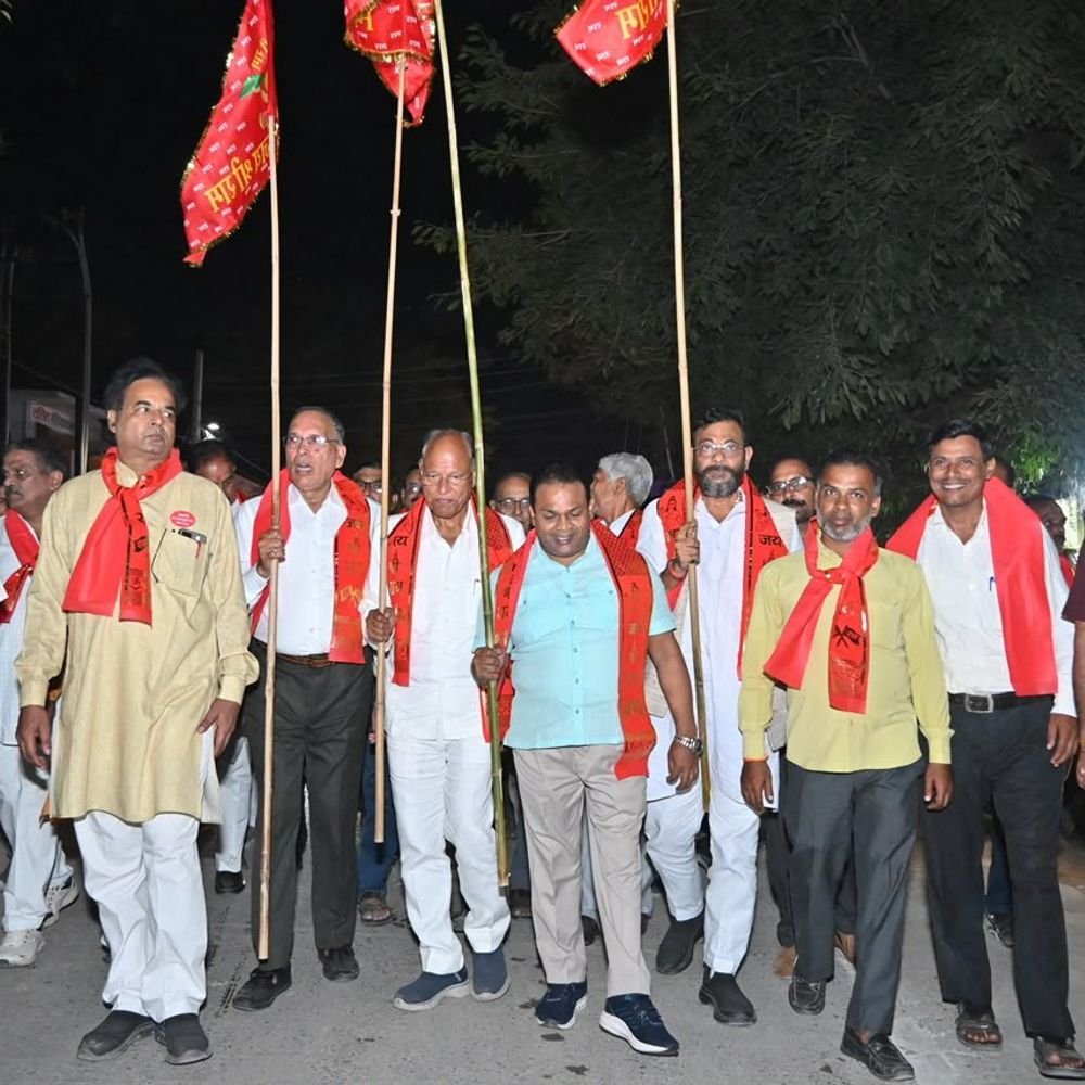 नवाबगंज में दशहरा मेला:झंडा यात्रा के साथ रामलीला मैदान पहुंची शोभायात्रा, नगरवासियों ने किया स्वागत