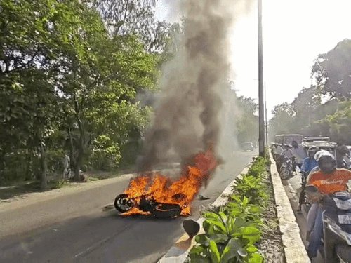 मेरठ में चलती इलेक्ट्रिक बाइक बनी आग का गोला:मवाना रोड पर मची अफरातफरी, ब्रेक लगाकर बाइक से कूदा राइडर, वाहनों का लगा जाम