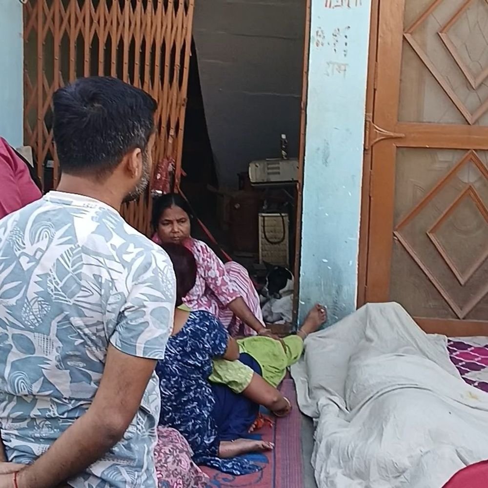 बस्ती में युवक ने फांसी लगाकर दी जान:नौकरी न मिलने से अवसाद में था, परिजनों ने दरवाजा तोड़कर देखा