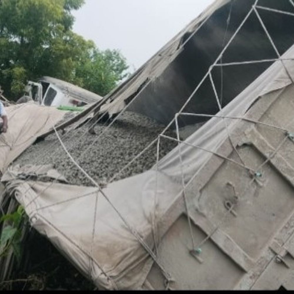 ट्रेलर ने पिकअप को टक्कर मारी, चालक की मौत:चंदौली में कंदवा थाना के पास धमिना गांव में हुआ हादसा, ट्रेलर चालक फरार