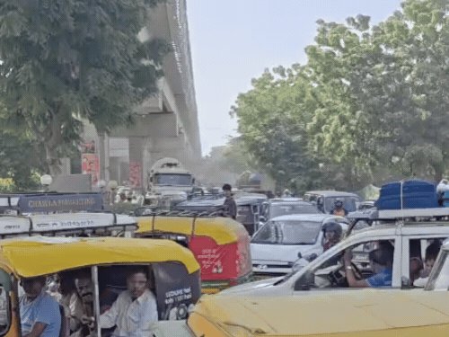 आगरा में 2 किमी का जुलूस, एक किमी लंबा जाम:MLC स्नातक-शिक्षक प्रत्याशियों के नामांकन में 500 से अधिक गाड़ियां