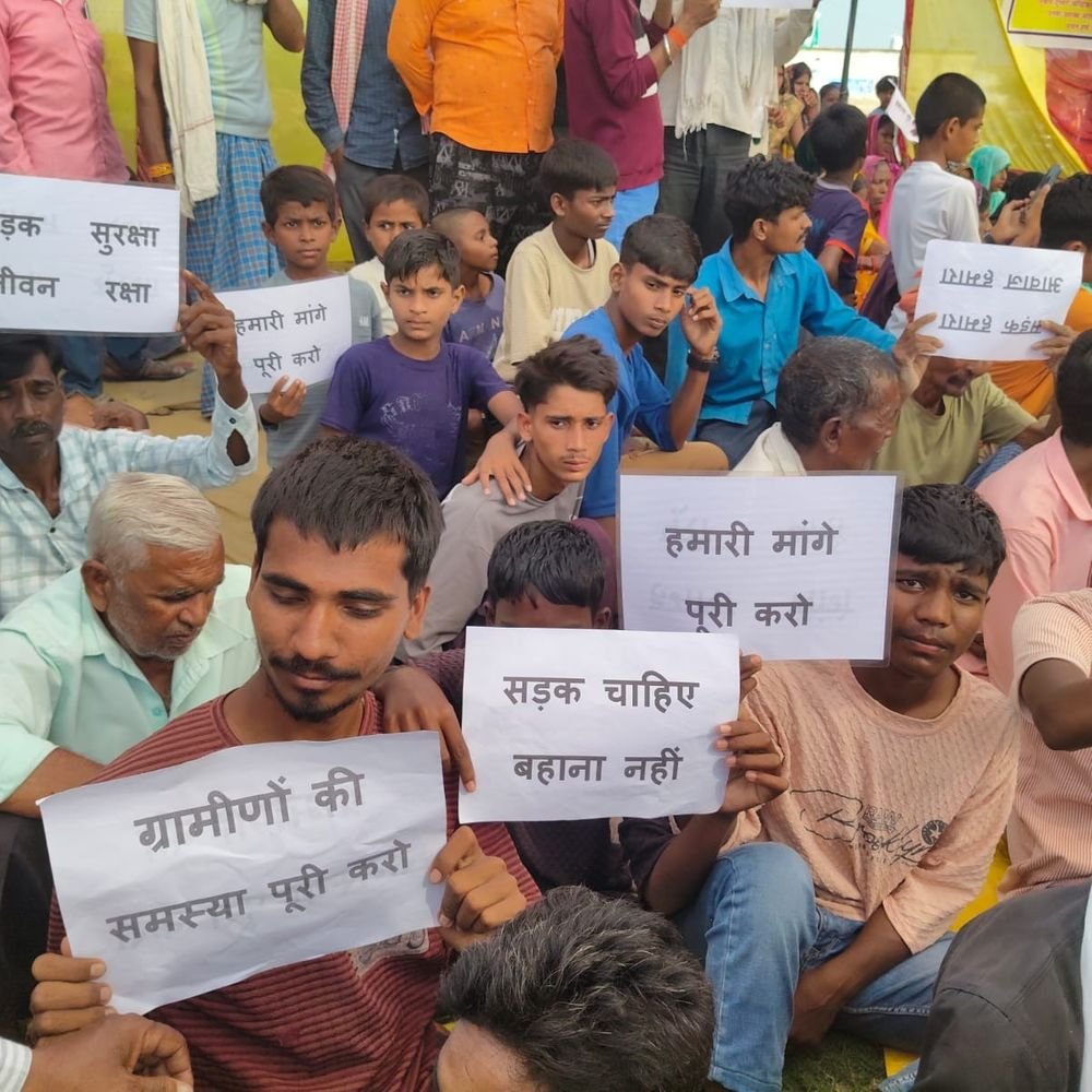 चंदौली में तीन दर्जन ग्रामीण भूख हड़ताल पर बैठे:पूर्व विधायक ने धरनास्थल पर पहुंचकर दिया समर्थन, बोले- मांगें नहीं मानी गईं तो लंबा आंदोलन होगा