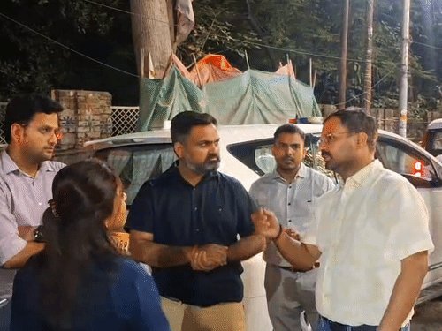 कानपुर में रात 12 बजे सड़कों पर उतरे DM-नगर आयुक्त:कहीं सड़क पर गड्‌ढे मिले, कहीं कूड़े का ढेर, अतिक्रमण हटाने का अल्टीमेटम दिया