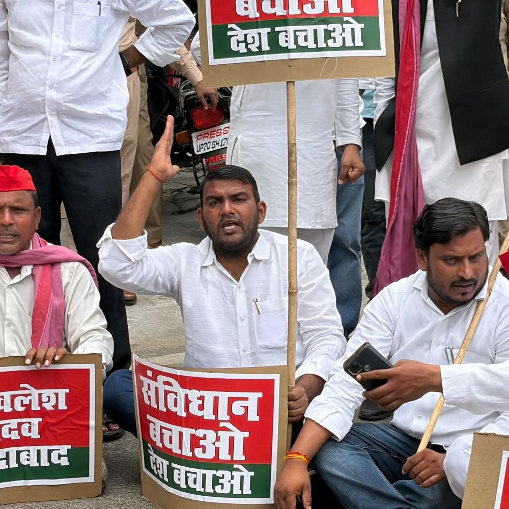 मुख्य चुनाव आयुक्त ज्ञानेश-कुमार की प्रतीकात्मक-अर्थी लेकर निकले सपाई, VIDEO:पोस्टर जलाकर विरोध जताया गया, हाथों में पार्टी के झंडे, बैनर लेकर सड़कों पर उतरे