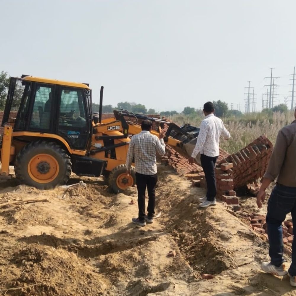 ग्रेटर-नोएडा में 20 हजार वर्ग मीटर जमीन कब्जे से मुक्त:भनौता में अवैध प्लॉटिंग पर चला बुलडोजर, कीमत करीब 40 करोड़ रुपए