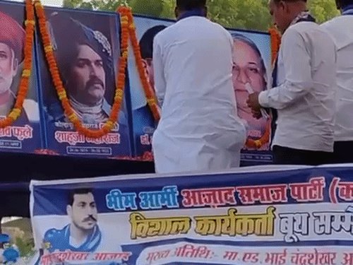 चंद्रशेखर का दलित-मुस्लिम गठजोड़, चार महापुरुषों की तस्वीरें:कांशीराम की कर्मस्थली से फूंका चुनावी बिगुल,  मायावती के वोटरों को साधा