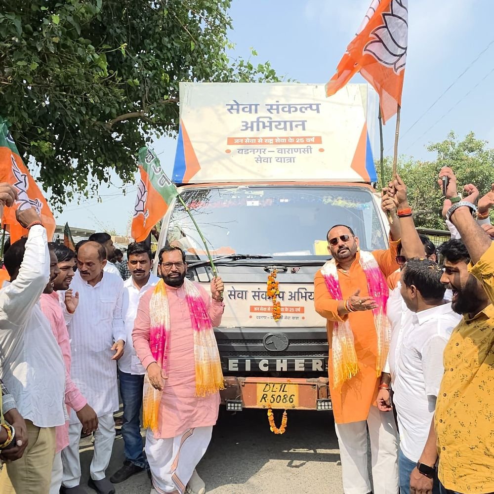 वडनगर से वाराणसी जा रही सेवा संकल्प यात्रा का स्वागत:हजारों कार्यकर्ताओं ने फूल-मालाओं और पुष्पवर्षा कर किया अभिनंदन