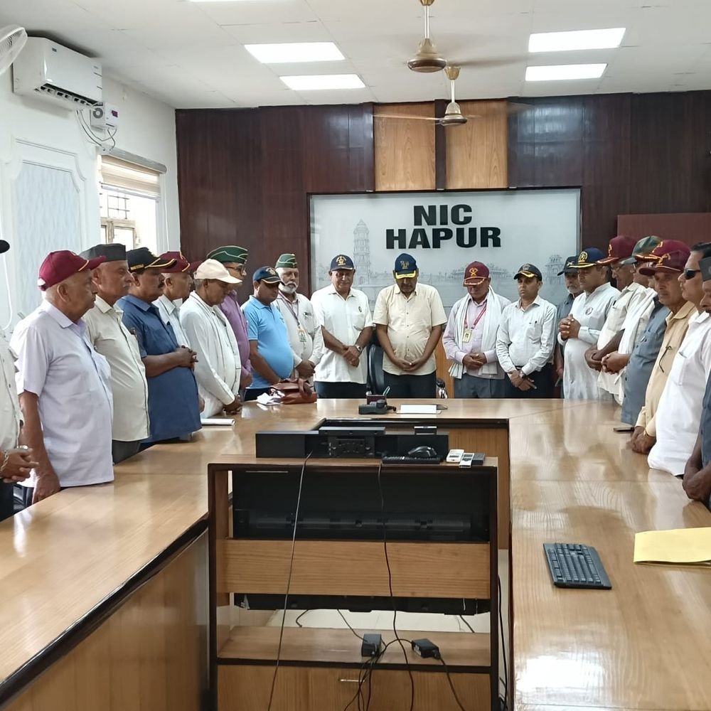 डॉ. सोमेन्द्र तोमर के पिता के निधन पर शोक सभा:हापुड़ में पूर्व सैनिकों ने दो मिनट का मौन रखकर दी श्रद्धांजलि