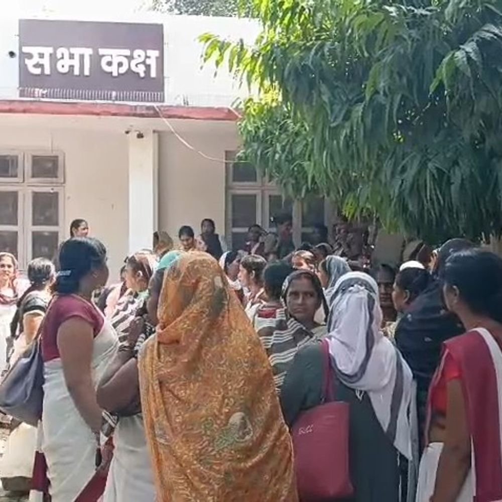 सीतापुर में आशा वर्कर्स ने मानदेय बढ़ाने की मांग उठाई:मांगे पूरी न होने तक काम बंद करने की दी चेतावनी